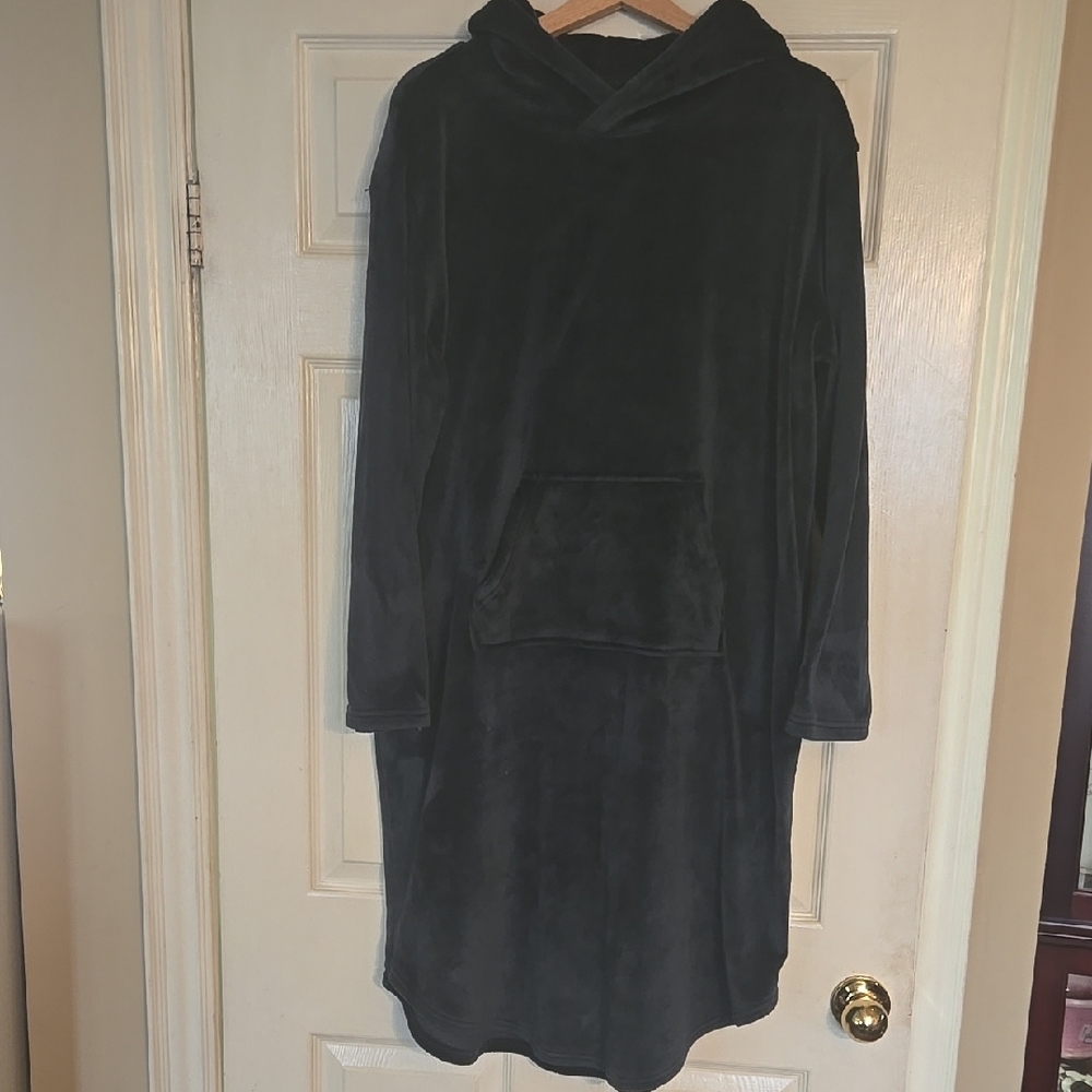 32 Degrees Black Hooded Robe